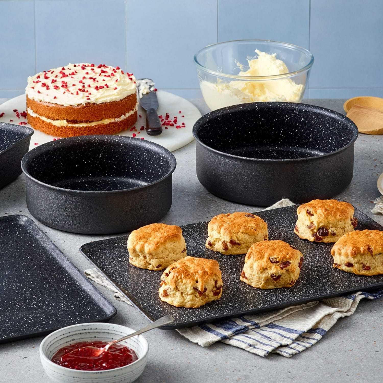 DOJO Yumi Neverstick 2 Piece Round Cake Tin Set (Bundle) - Image 2